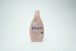 Johnsons Vita-Rich Pampering Body Wash 400 ml - image 1
