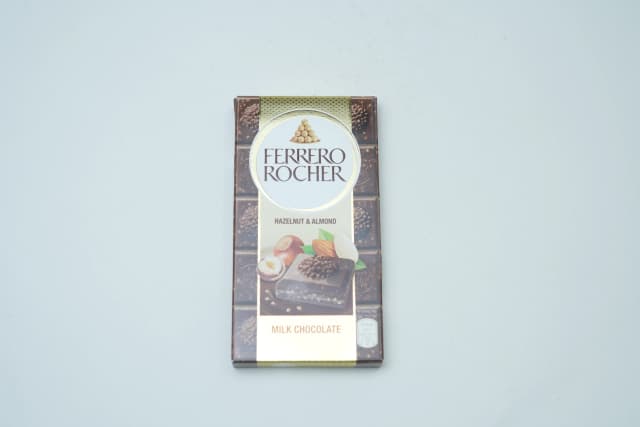 Ferrero Rocher Hazelnut & Almond Milk Chocolate 90 g